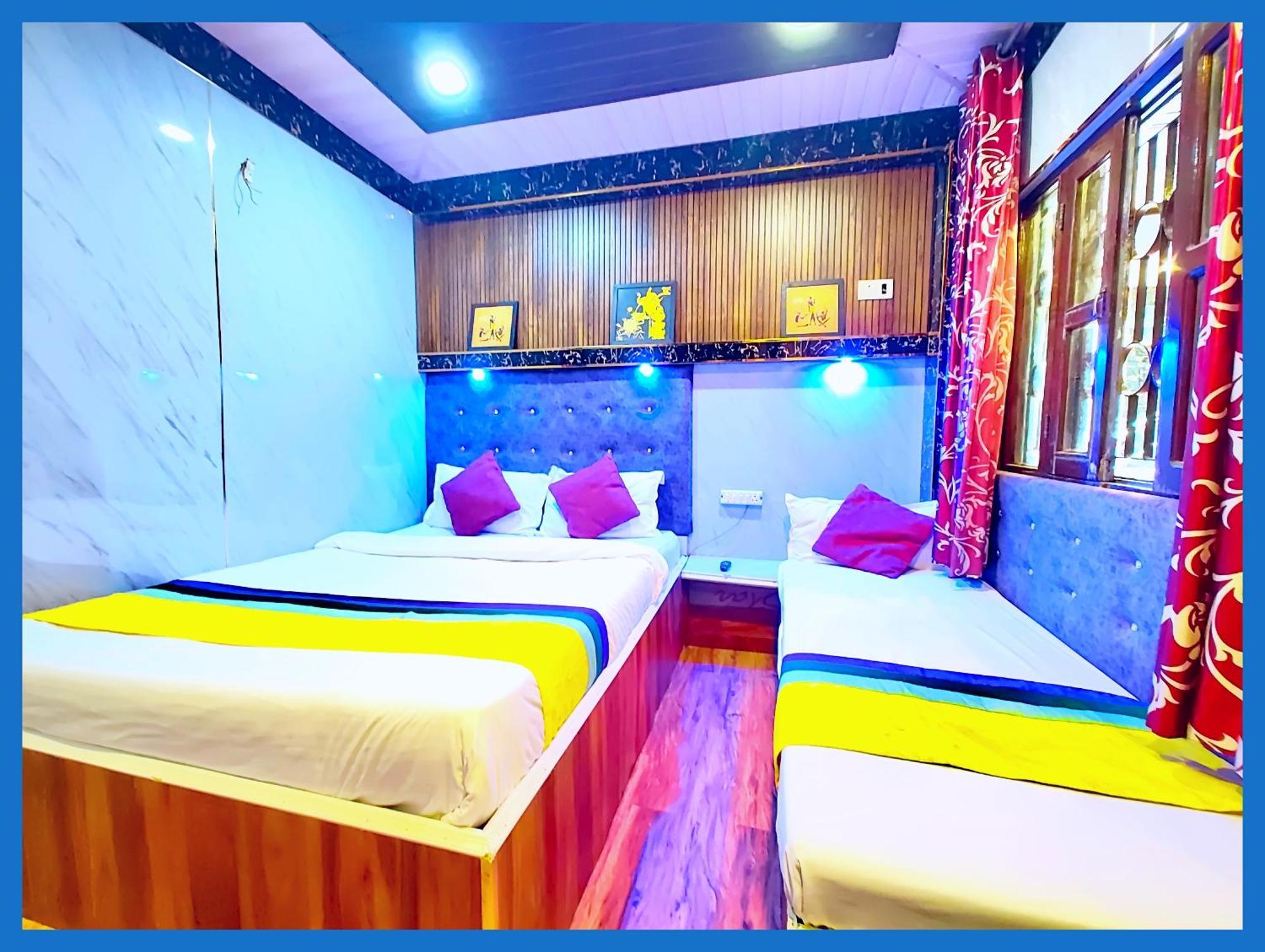Flattiess ! Hotel Near Mall Road - Open Sitting Area On Terrace With Full Naini Lake View And Mountain Valley View - Wi Fi - Room Service Available - Top Rated Hotel ナイニタール エクステリア 写真